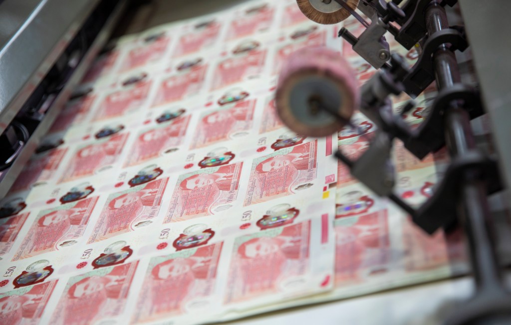 BoE Policymaker Signals Stop to Rate Cuts, Which May Fire&nbsp;Back